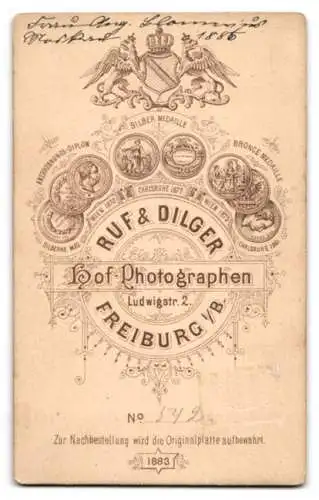 Fotografie Ruf & Dilger, Freiburg, Ludwigstr. 2, Porträt einer jungen Dame mit elegantem Hut