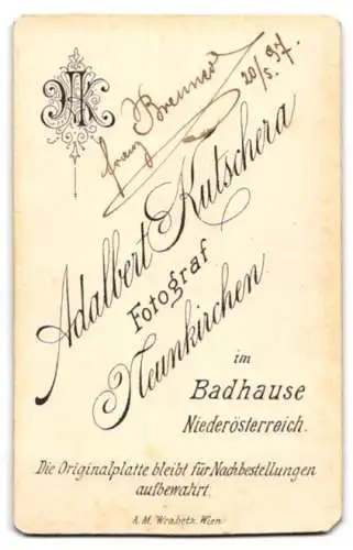 Fotografie Adalbert Kutschera, Neunkirchen, Porträt eines jungen Mannes in Anzug mit Fliege