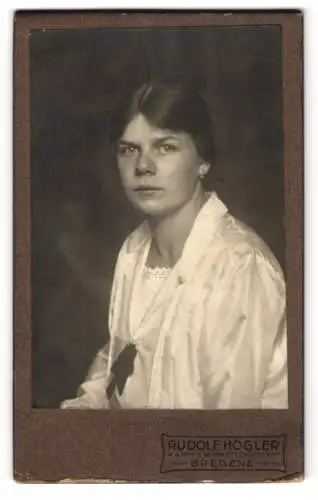 Fotografie Rudolf Högler, Bregenz, Portrait einer jungen Frau in weisser Bluse