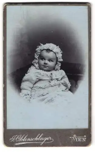 Fotografie J. Ohlenschlager, Wien, Vierthaler Gasse No. 5, Porträt eines Babys in gehäkeltem Outfit