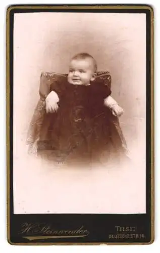 Fotografie H. Steinwender, Tilsit, Deutsche Str. 14, Lächelndes Baby im Sessel