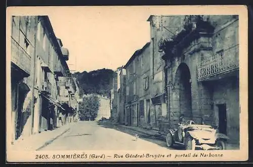 AK Sommières /Gard, Rue Général-Bruyère et portail de Narbonne