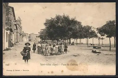 AK Saint-Gilles /Gard, Place du Chateau