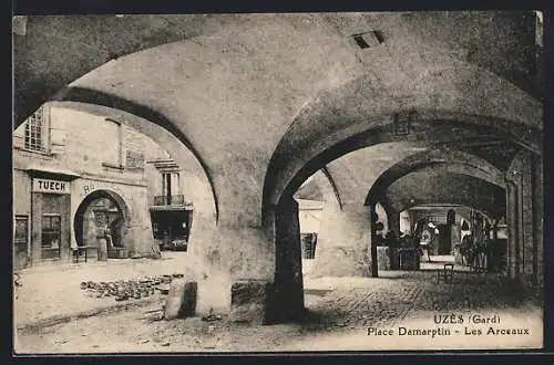 AK Uzès /Gard, Place Damarptin, Les Arceaux