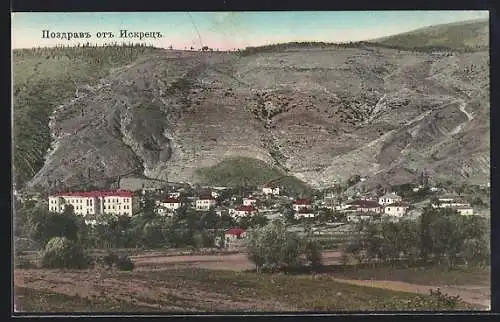 AK Iskrets, Panorama des Ortes vor einer felsigen Hügellandschaft