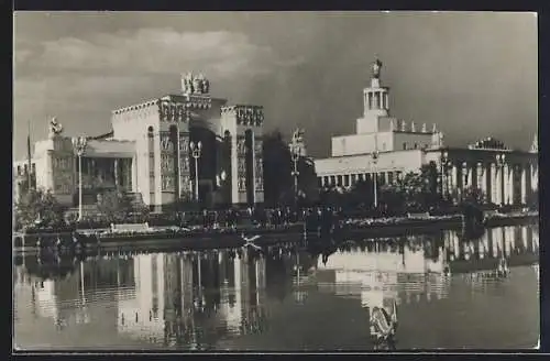 AK Moskau, Ausstellungspavillon und Gebäude am Wasser mit Spiegelung