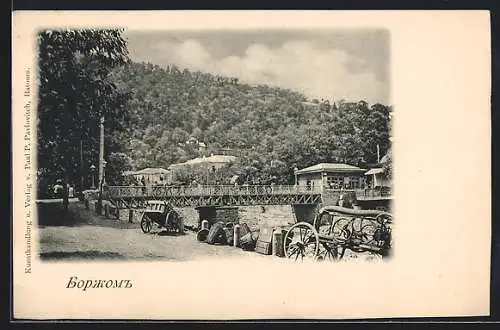 AK Bordschomi, Brücke und Gebäude vor bewaldeter Hügelkette, um 1900