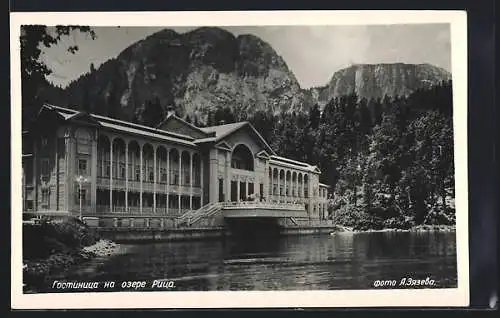 AK Sotschi, Ritza-See, Hotel am Seeufer mit Berglandschaft im Hintergrund