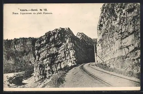 AK Ural, Schlucht Gerasimowa am Fluss Jurjusan mit Eisenbahnstrecke