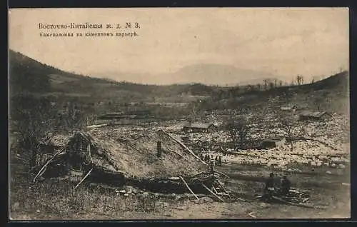 AK Ostchinesische Eisenbahn, Steinbruch mit strohgedeckten Hütten und Landschaft