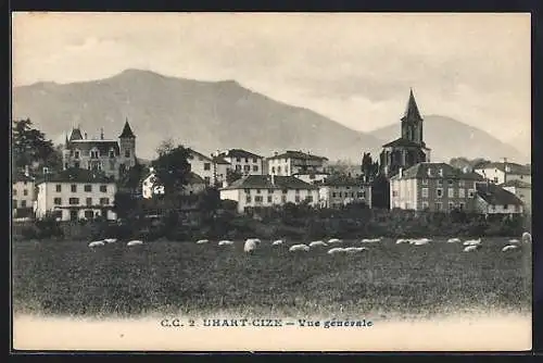 AK Uhart-Cize, Vue générale avec église et maisons devant une montagne