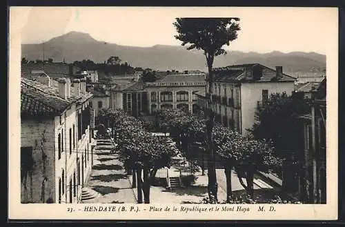 AK Hendaye /B.-P., Place de la République et le Mont Haya