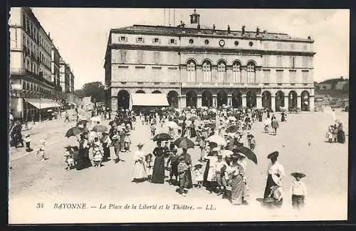 AK Bayonne, La Place de la Liberté et le Théatre