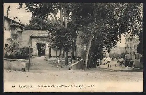 AK Bayonne, La Porte du Château-Vieux et la Rue Thiers