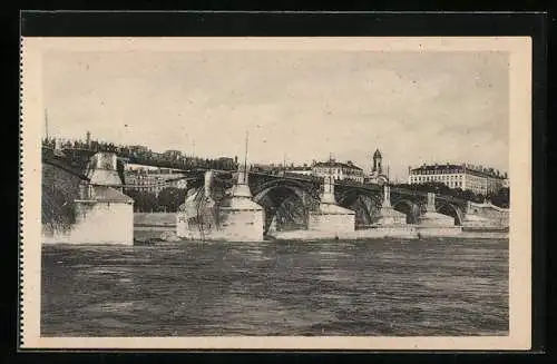 AK Lyon, Les Ponts Meurtris, Pont de la Guillotiere, provisorisch reparierte Brücke