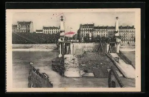 AK Lyon, Les Ponts Meurtris, Pont Gallieni, Blick auf den gebrochenen Brückenabschnitt