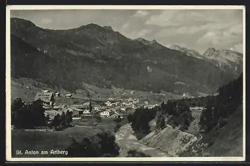 AK St. Anton am Arlberg, Ortsansicht mit Fluss u. Gebirgspanorama