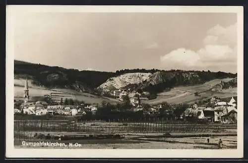 AK Gumpoldskirchen /N.-Oe., Ortspanorama mit Felsenblick