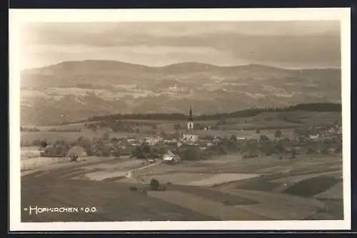 AK Hofkirchen /O.Ö., Gesamtansicht mit der Kirche gegen die Berge