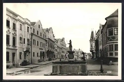 AK Neufelden /O. Ö., Ortspartie am Brunnen