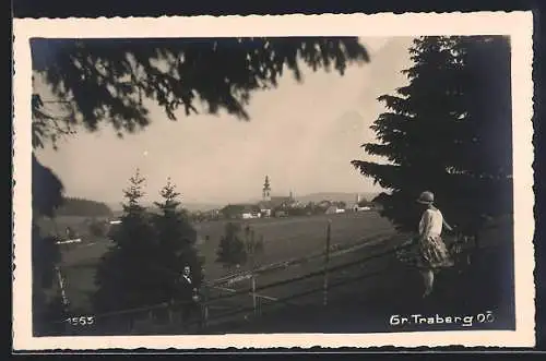 AK Gr. Traberg /O.Ö., Ausflüglerin mit Blick zur Stadt