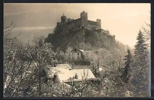 AK Salzburg, Ortspartie mit Festung im Winter