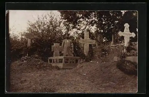 Foto-AK Feldgeistlicher auf einem Soldatenfriedhof