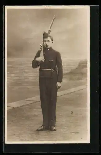 AK belgischer Soldat in Uniform mit Gewehr