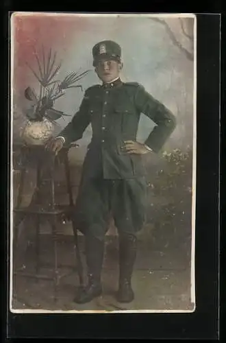 Farbfoto-AK Italienischer Soldat in Uniform