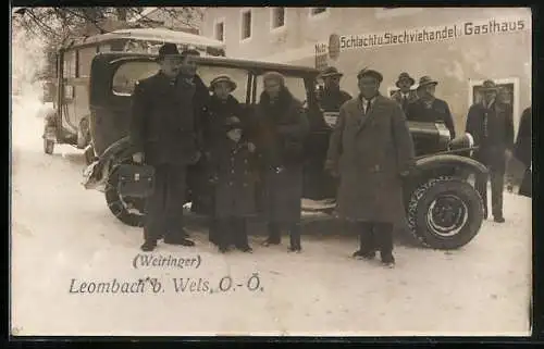 Foto-AK Sipbachzell, Leombach, Ausflügler an ihrem Auto vor einem Gasthaus im Schnee