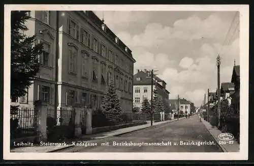 AK Leibnitz /Steiermark, Kadagasse mit Bezirkshauptmannschaft und -gericht, Strassenpartie