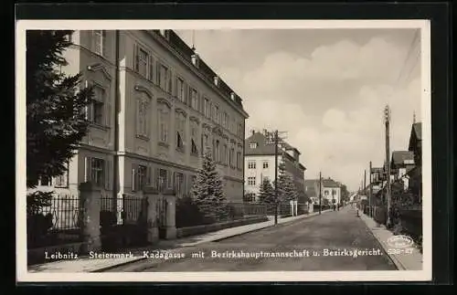 AK Leibnitz /Steiermark, Kadagasse mit Bezirkshauptmannschaft und Bezirksgericht, Strassenpartie