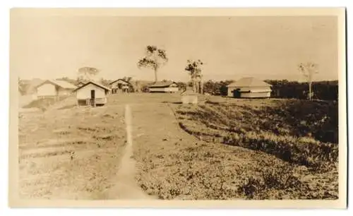 11 Fotografien unbekannter Fotograf, Ansicht Maracaibo / Venezuela, Eisenbahn und Ölfelder mit Bohrturm am Stadtrand