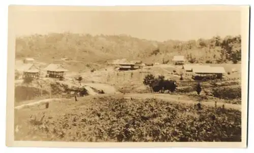 11 Fotografien unbekannter Fotograf, Ansicht Maracaibo / Venezuela, Eisenbahn und Ölfelder mit Bohrturm am Stadtrand