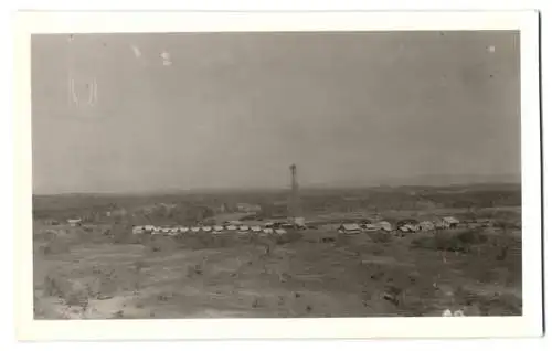 11 Fotografien unbekannter Fotograf, Ansicht Maracaibo / Venezuela, Eisenbahn und Ölfelder mit Bohrturm am Stadtrand