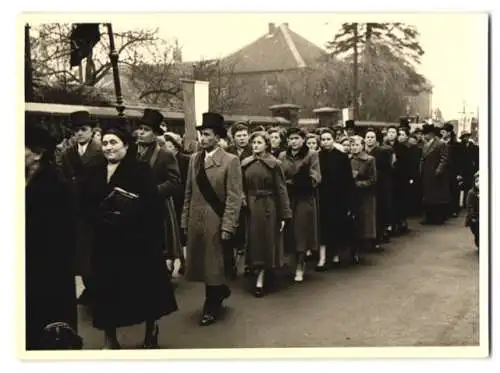 10 Fotografien Goerz, Dreyell, Ansicht Nettetal-Schaag, Prozession / Festumzug in der Ortschaft