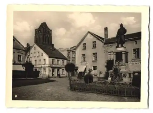 12 Fotografien unbekannter Fotograf, Ansicht Riesenburg / Westpreussen, Marktplatz, Bahnhof, Heldendenkmal, Strassen u.a