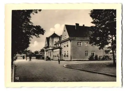 12 Fotografien unbekannter Fotograf, Ansicht Riesenburg / Westpreussen, Marktplatz, Bahnhof, Heldendenkmal, Strassen u.a