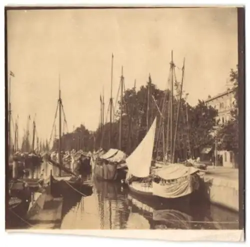 2 Fotografien unbekannter Fotograf, Ansicht Fiume, Fischerboote im Hafen