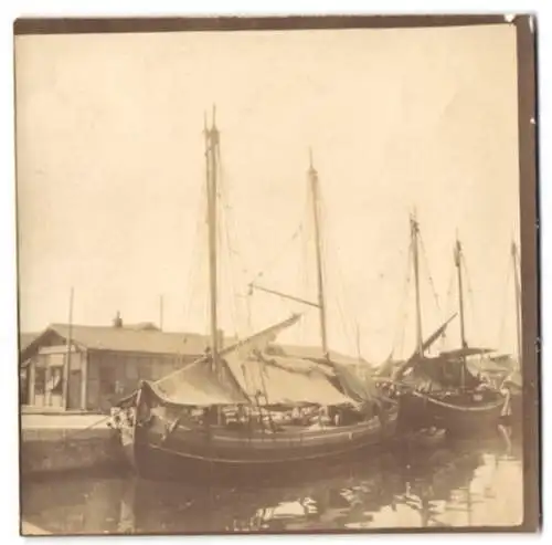 2 Fotografien unbekannter Fotograf, Ansicht Fiume, Fischerboote im Hafen