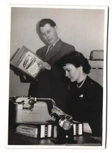 2 Fotografien Sekretärin bei der Arbeit mit Schreibmaschine, Typewriter