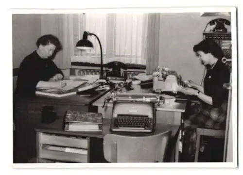 2 Fotografien Sekretärin bei der Arbeit mit Schreibmaschine, Typewriter