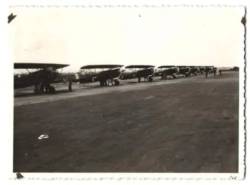 2 Fotografien Militär-Flugplatz, Jasta Doppeldecker Flugzeuge, Flugzeug-Staffel im Flug & am Boden