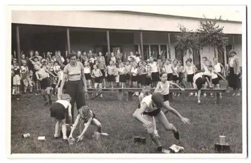 4 Fotografien Franz Freytag, Berlin-Grunewald, Ansicht Berlin-Grunewald, Kinder beim Sportfest