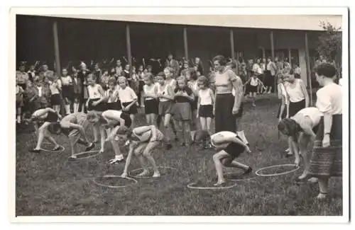 4 Fotografien Franz Freytag, Berlin-Grunewald, Ansicht Berlin-Grunewald, Kinder beim Sportfest