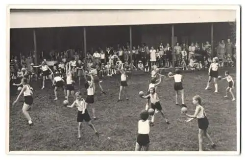 4 Fotografien Franz Freytag, Berlin-Grunewald, Ansicht Berlin-Grunewald, Kinder beim Sportfest