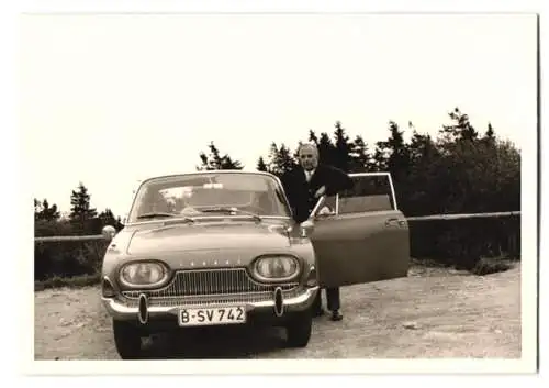 4 Fotografien Auto Ford Taunus, PKW mit Kfz-Kennzeichen Berlin