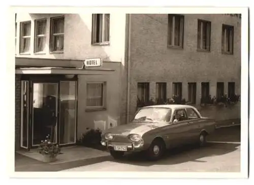 4 Fotografien Auto Ford Taunus, PKW mit Kfz-Kennzeichen Berlin