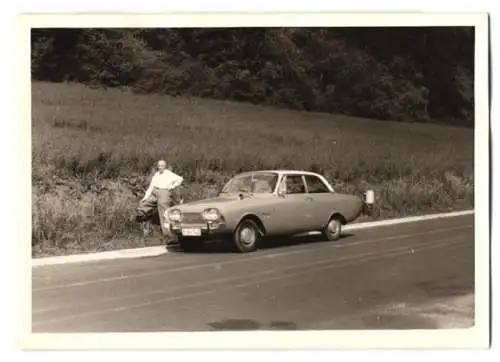 4 Fotografien Auto Ford Taunus, PKW mit Kfz-Kennzeichen Berlin