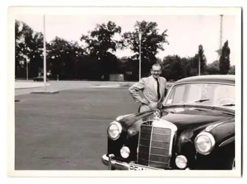 8 Fotografien unbekannter Fotograf, Ansicht Berlin, Auto Mercedes Benz vor der Deutschlandhalle neben AVUS-Tribüne